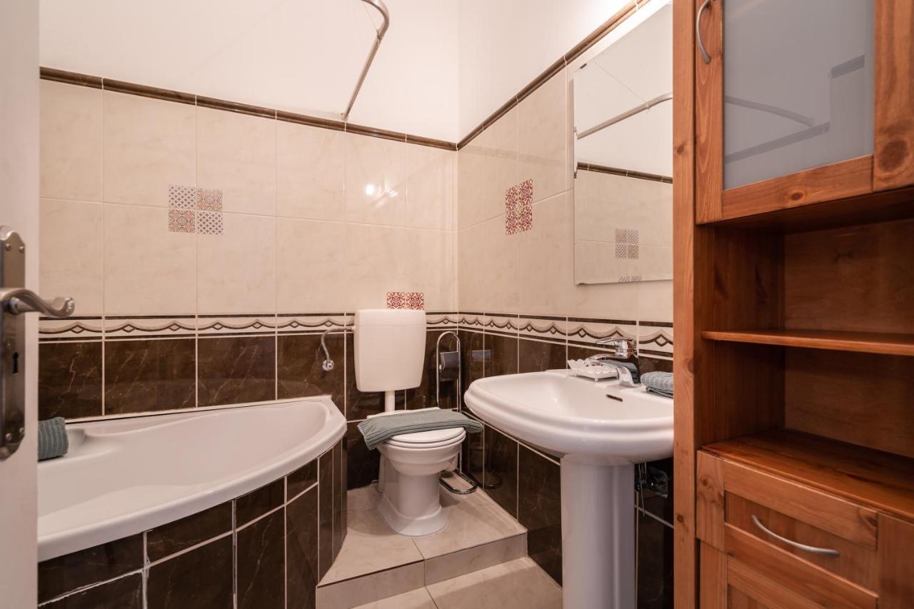 K10 - Kazinczy Street Heritage Suite - Best Location By Bqa บูดาเปสต์ ภายนอก รูปภาพ